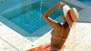 À beira da piscina, Flávia Alessandra exibe bumbum com biquíni fio-dental: "Obra de arte"