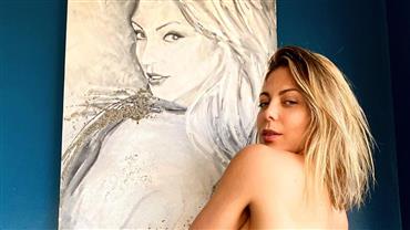 Com biquíni pequenininho, Sheila Mello empina bumbum em foto e fã elogia: "que abundância"