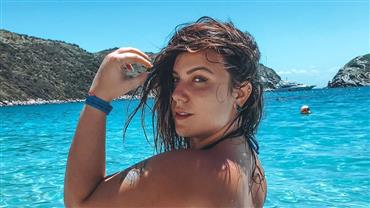 De biquíni, Maria Cláudia deixa marquinha de sol à mostra e fã elogia: "Beleza natural"