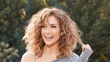 Aos 51 anos, Jennifer Lopez faz selfie sem maquiagem e gera reações: "Tão linda natural"