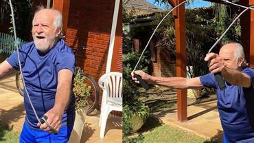 Aos 87 anos, Ary Fontoura tenta pular corda e brinca: "Não dá mais"