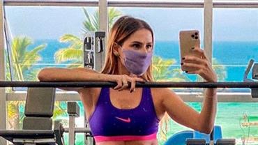 Deborah Secco posta selfie em treino e ostenta boa forma: "Aos 40, biscoitando"