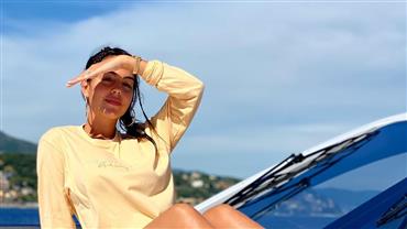 Georgina Rodríguez curte passeio de barco com Cristiano Ronaldo e exibe curvas com biquíni cavado