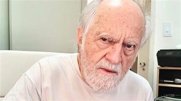 Ary Fontoura aparece costurando peça íntima e brinca: "Quem rir, Deus vai castigar"