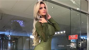 Denise Rocha posa com biquíni cavado e exibe bumbum gigante em clique sexy