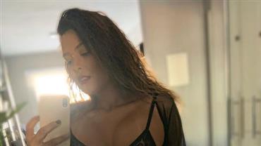 Com lingerie transparente, Geisy Arruda mostra corpão em selfie no espelho e faz provocação