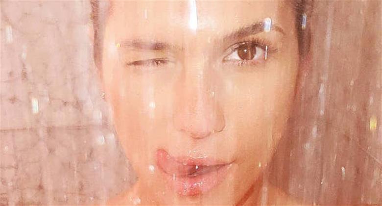 Lívia Andrade sensualiza em selfie no chuveiro e avisa: "Hora do banho"