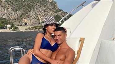 Esposa de Cristiano Ronaldo, Georgina Rodríguez posa em alto mar e exibe bumbum avantajado