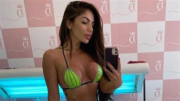 Ex-BBB Anamara faz selfie com biquíni de fita e deixa curvas à mostra: "Marquinha de verão"