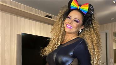 Aos 45 anos, Viviane Araújo exibe abdômen trincado em selfie de biquíni
