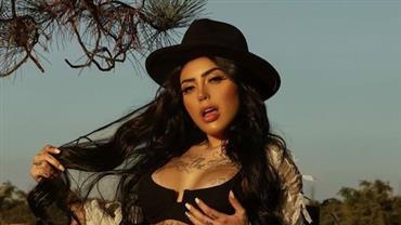 MC Mirella surge de lingerie e chapéu em clique sexy: "Em terra de cowboy"