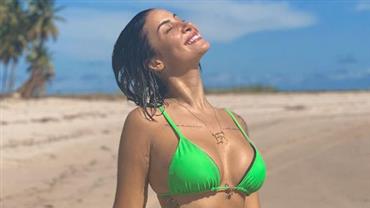 Ex-BBB Bianca Andrade posa com biquíni neon e exibe curvas na praia: "Viajando"