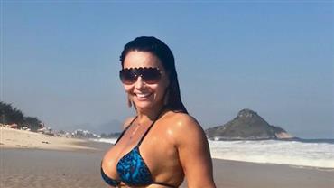 Viviane Araújo 'canta' ao postar foto de biquíni na praia: "Quem samba na beira do mar é sereia"