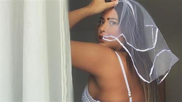 De lingerie, Geisy Arruda posa com véu de noiva e fã pergunta: "Quando nos casamos?"