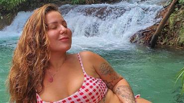 Ex-BBB Maria Cláudia curte cachoeira paradisíaca e exibe curvas de biquíni: "Massagem natural"