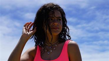 De maiô, Maisa Silva posa em piscina e coleciona elogios: "Maravilhosa é pouco"