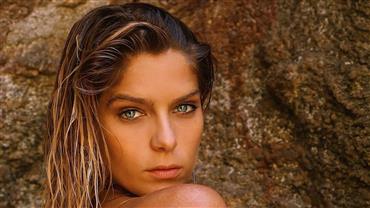 De topless, Isabella Santoni sensualiza em foto e gera comentários: "Deusa grega"