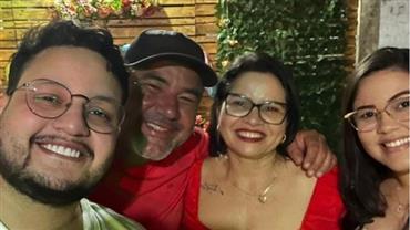 Mãe do cantor sertanejo Maurílio posta foto com o filho e fala sobre o tempo: "Não espere para dizer que ama"