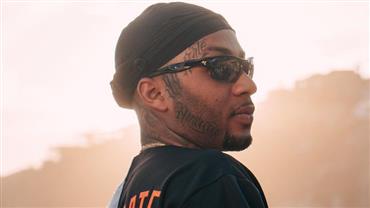 Rapper Orochi é abordado no RJ após publicar vídeo com arma