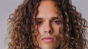 Vitão diz que sonha em interpretar Slash: "Deixei o cabelo crescer por causa dele"
