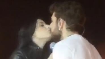Gustavo Mioto e Ana Castela se beijam em Portugal
