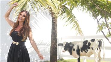 Nicole Bahls batiza vaca com nome de Camila Queiroz
