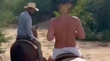 Britney Spears posta imagens de topless ao andar de cavalo