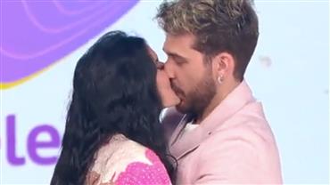Ana Castela e Gustavo Mioto se beijam no palco do Teleton