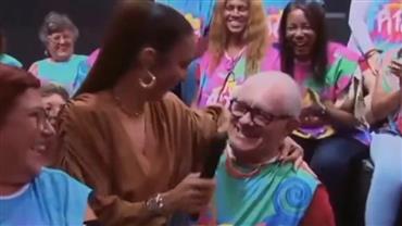 Ivete Sangalo senta em colo de idoso durante programa e gera reações na web