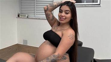 Na maternidade MC Mirella conta que precisa induzir parto da filha: 'Torçam por mim'