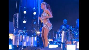 Fã invade palco e Anitta sai correndo em show em São Paulo