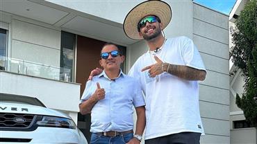 Manoel Gomes recebe Pedro Scooby em sua nova mansão e exibe carro de luxo