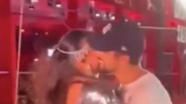 Namoro ou amizade? Caio Castro e Alinne Rosa dão beijão no Carnaval de Salvador