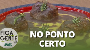 Bombom de alcatra ao molho de vinho tinto com polenta cremosa