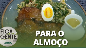 Copa-lombo ao molho de laranja com farofa de ovo e couve