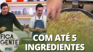 Fettuccine ao molho de peito de peru e chips de abobrinha