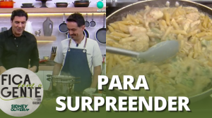 Penne ao molho de cebola e brócolis com tiras de frango