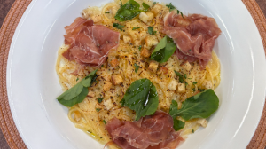 Espaguete ao creme de parmesão com presunto parma | Fica com a Gente
