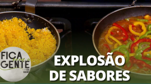 Peixe ao molho de pimentões com farofa de dendê