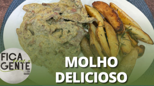 Tiras de carne ao molho de alho com batatas rústicas