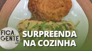 Costeleta à milanesa com risoto de tomate seco e rúcula