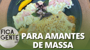 Macarrão com parmegiana de sobrecoxa ao molho branco