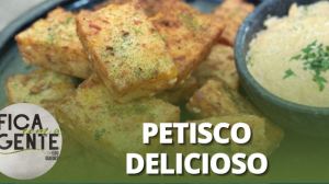 Dadinho de mandioca com calabresa e molho cheddar