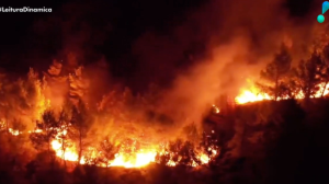 Moradores e turistas fogem de incêndios em cidades da Grécia