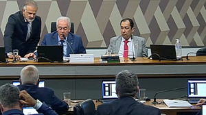 CCJ aprova fim da reeleição para cargos do Executivo