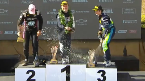 Rubens Barrichello vence a segunda corrida da 6ª etapa da Nascar Brasil