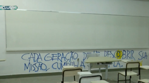Exclusivo: Grupo de alunos picham muros de universidade no Ceará