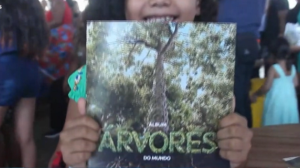 Álbum de figurinhas com imagens da fauna e flora
