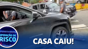 Criminoso perde controle e bate carro de luxo no poste