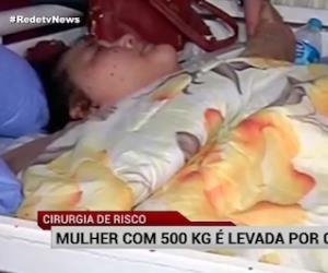 Mulher de 500 kg  levada para fazer cirurgia